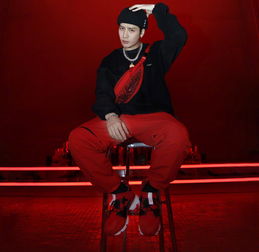 嘻哈气质男友王嘉尔,全身黑色系穿搭,冷酷又运动的时尚