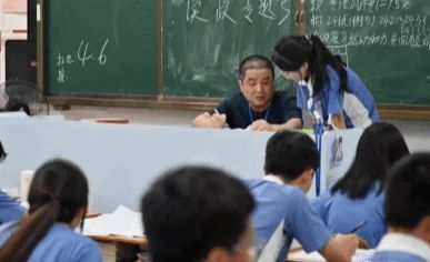 女教师怀孕坐着讲课,校长和家长谁霸气回怼 谁点名批评