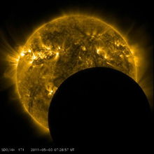 日食照片显示太阳背景下月球崎岖山脉 图 