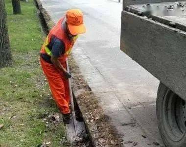 晴天补坑洞 雨天通窨井