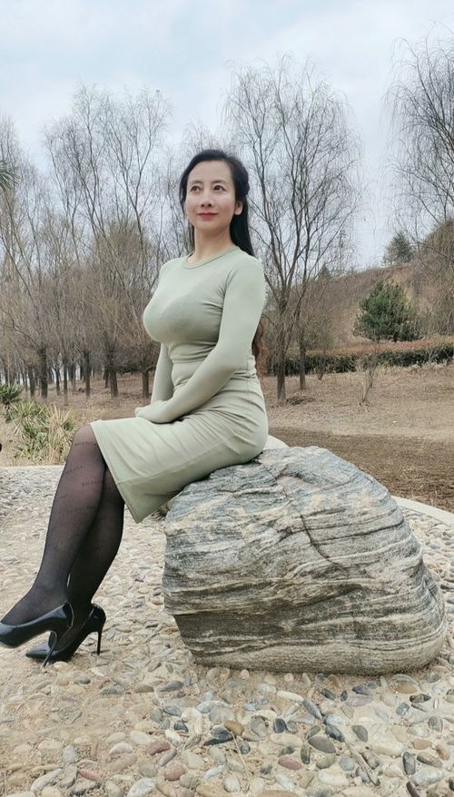 坐在石头上的女人