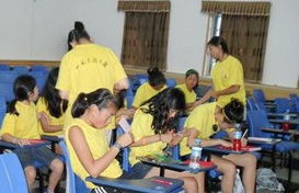 外国人领养中国儿童夏令营营员初学剪纸乐趣多 