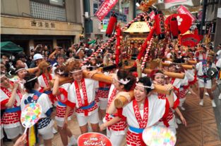 日本天神祭80名美女抬神轿游行 现场热闹非凡美女争芳斗艳