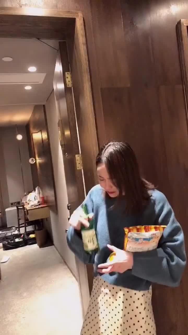 小姐姐喝多了 酒后吐真言 