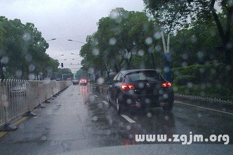 梦见下雨开车