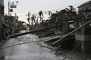 日本遭龙卷风袭击 逾百栋房子被毁汽车掀翻 六 
