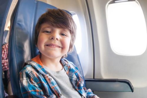 请问四岁小孩坐飞机买半票还是全票 