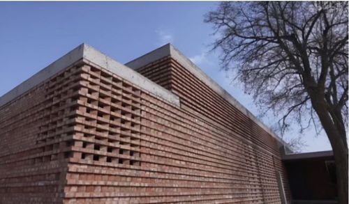 132万农村旧房改造,网友说围墙像猪圈,而且是红砖漏风墙