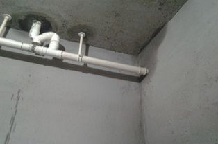 冷水管漏水怎么弄好看，暖气水管裂缝漏水各种修补方法(暖气片冷热水管)