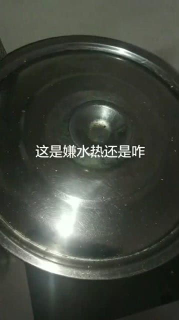 一只造型独特的炖鸡,用脚撑着锅盖,是不是嫌水热 