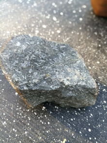 请问这是什么石头呢 切了一小块那石头,用高温烧,成了第二图的小石头 