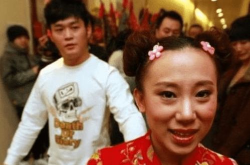 她22岁就被赵本山带上春晚,成名后开百万豪车,如今抛弃丈夫儿子