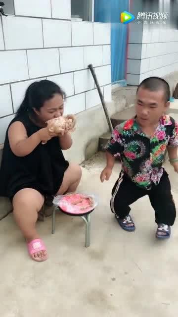 孩子看到妈妈在吃鸡,要了一个鸡腿,爸爸也想吃没想到差别真大 