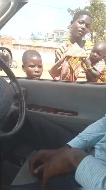 一个非洲母亲带着孩子在街上乞讨,希望能帮他们解决一顿午餐 