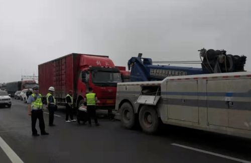 紧急处置 大货车行驶中轮胎脱落 高速交警及时处置有惊无险