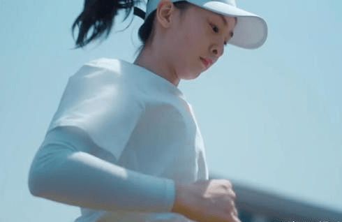 田亮女儿13岁森碟打网球照片,满脸汗水,玩滑板太酷了