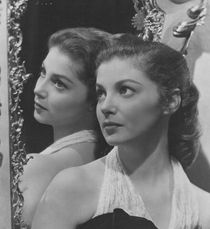 镜子镜子谁是世界上最美的女人(镜子镜子谁是世界上最美的女人图片)