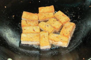 煎豆腐时,万万不可直接下锅煎,多加这一步,豆腐不碎不粘锅 铁锅 