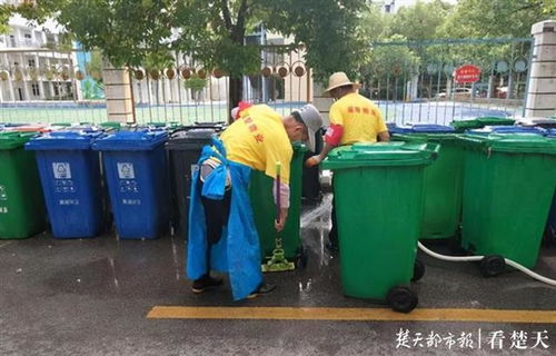 武汉引导居民文明养犬 社区广场设有免费 拾便袋 
