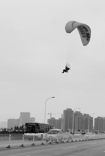 滑翔伞低空飞行吓坏行人 市民发现未经批准的飞行可报警 