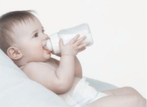 宝宝打嗝能喂奶吗(喂奶的时候宝宝打嗝了)
