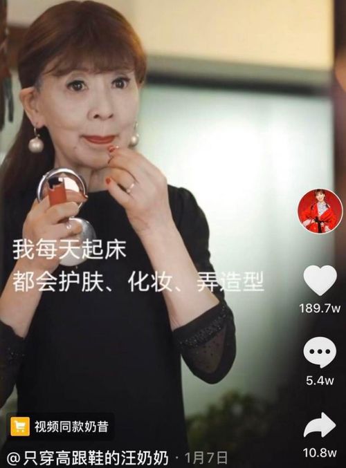 网红爷爷 照顾渐冻症妻子23年,一头白发帅过小伙,遛狗都穿正装