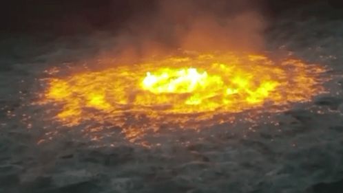 恐怖 大海着火了 烈焰狂燃5小时 海水沸腾 场面如地狱 更大的灾难还在后面