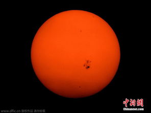 摄影师拍太阳表面出现巨型黑子 直径为地球两倍 
