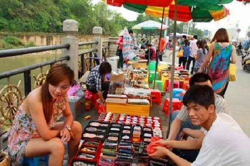 越南街头摆摊生意红火,有一件东西中国男人不会买