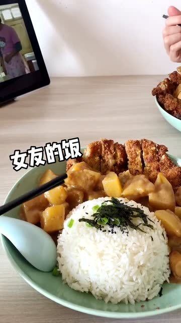 如何让女友喜欢上做饭,当然少不了吹 彩虹屁 了 