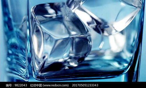 水倒入装有冰块的玻璃杯中实拍视频