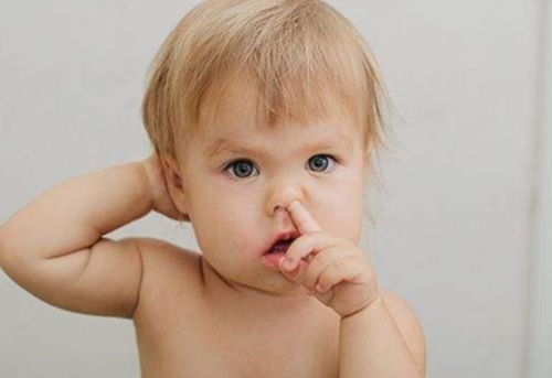 孩子经常抠鼻子的危害 容易引起鼻腔流血 引起细菌感染