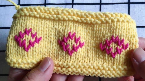 一种平针上绣图案的方法,简单易学,适合编织各种款式的平针毛衣 