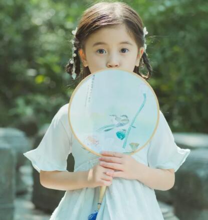 女童汉服头发半披简单扎法(小女孩汉服头发)