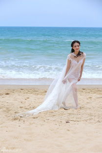 徐璐身着摩羯座婚纱 清新迷人漫步海滩