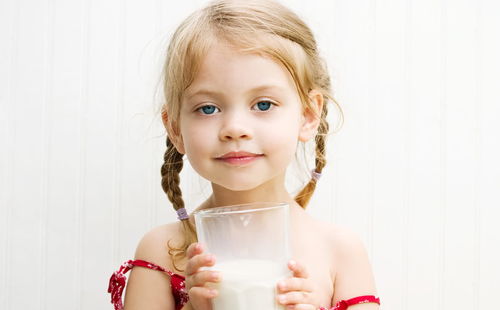 辟谣 孩子一岁后喝纯牛奶,别喝奶粉了 看看权威机构的说法