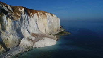 英国一悬崖崩塌 5万吨石灰岩从80m高处落下 图 