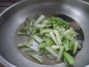 花生芹菜的做法,花生芹菜怎么做好吃,花生芹菜的家常做法 融宝贝 