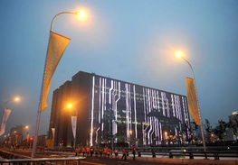 数字北京大厦展示线条美 夜间显得格外耀眼 