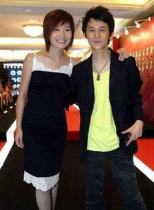 42岁何炅与王菁相爱十余年未婚先孕 如今儿子已经11岁