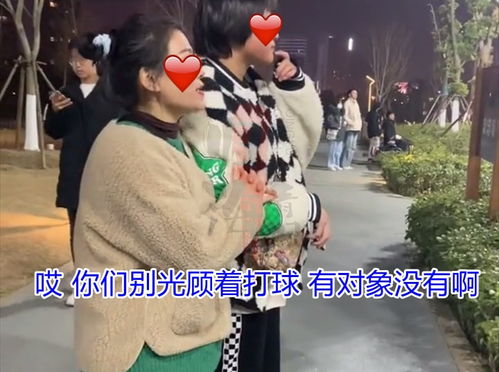 你们有对象没 母亲对着篮球场给女儿找对象,女儿害羞到撒腿就跑