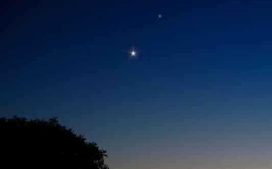 启明星和长庚星为啥那么亮 因为都是金星 那金星最近时为啥不亮