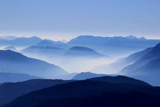 山岭奔腾的意思解释词语  重重叠叠的山峰的成语？