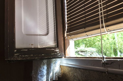 家里窗户的窗台下面有些漏雨具体查不出漏雨点怎么办 