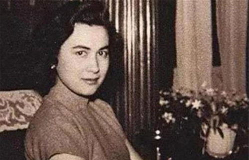 1957年,赌王娶了14岁的蓝琼缨,黎婉华身体抱恙为何还要再生
