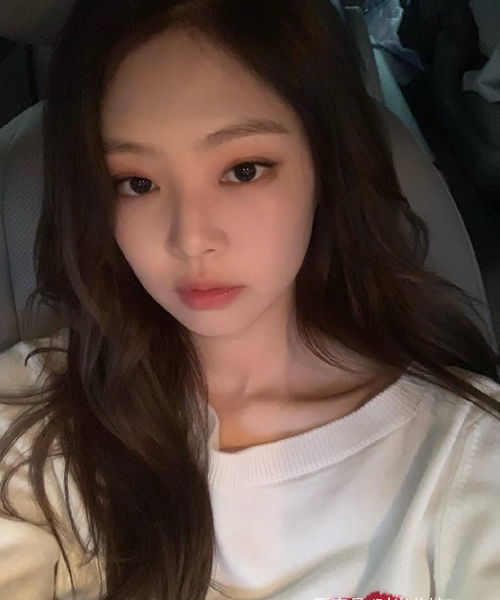 Jennie大冷天穿毛衣竟然露肩,看着都冷,这么任性的穿搭也就她了