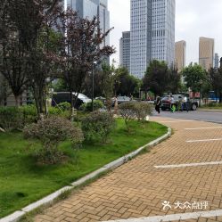 义乌万达附近免费停车地方(义乌商贸城哪有免费停车场)