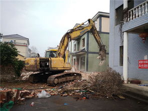 龙游 大雨中房屋拆除工作不停歇 