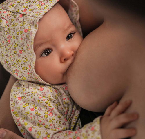 躺着喂奶会不会对宝宝面部发育不好,导致宝宝长得不好看