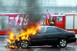 郑州街头两车相撞 面包车侧翻 轿车起火 